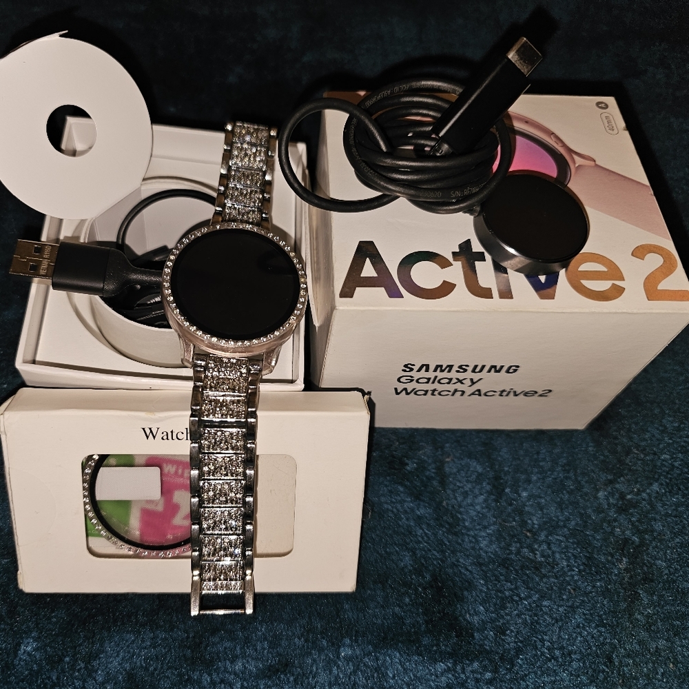 Samsung Galaxy Watch Active2 Comes with 2 chargers. (USB & "C")